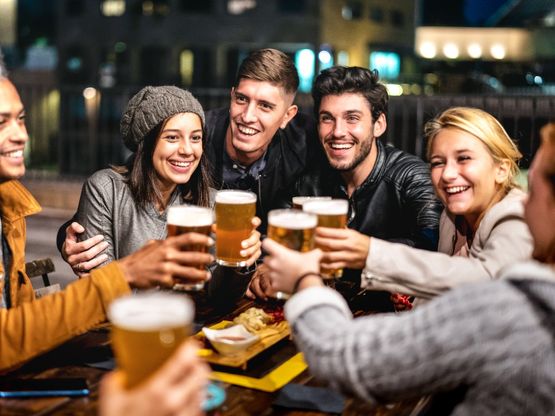 grupo de gente tomando cervezas